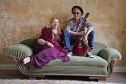 Die Musiker auf einem Sofa