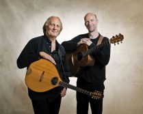 Bild der beiden Musiker mit Instrumenten